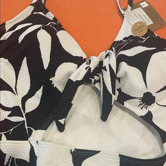 Black & White One Piece w Cut Out - Picture 2 of 10